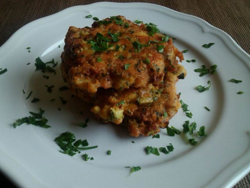 Kotleciki drobiowe z cukinią i żółtym serem 