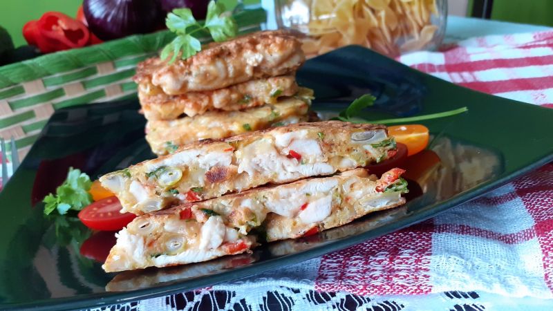 Kotleciki drobiowe z fasolką szparagowa i sałatą