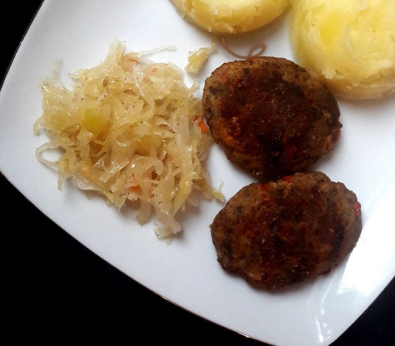 Kotleciki drobiowe z papryką i pieczarkami