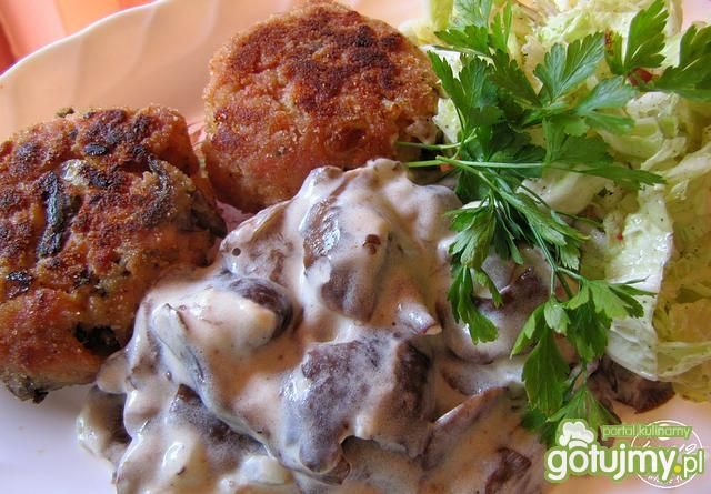 Kotleciki i duszone opieńki w śmietanie. Kotleciki i duszone opieńki w śmietanie.