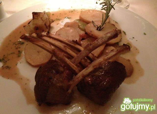 Kotleciki jagnięce z pieczonymi ziemniac Kotleciki jagnięce z pieczonymi ziemniac