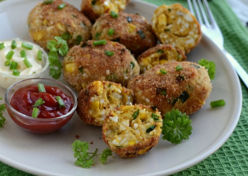 Kotleciki jajeczne z kukurydzą i szczypiorkiem