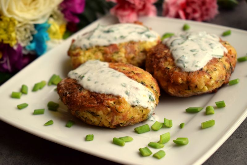 Kotleciki jajeczne z szynką i sosem jogurtowym