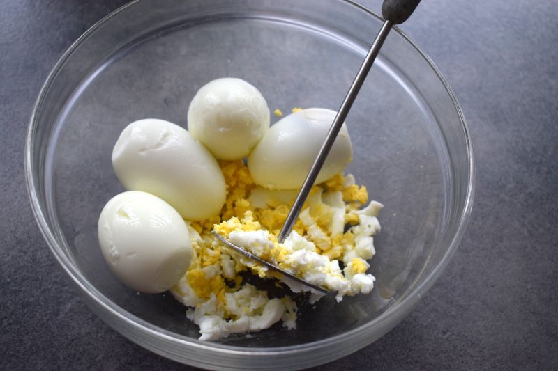 Kotleciki jajeczne z szynką i sosem jogurtowym