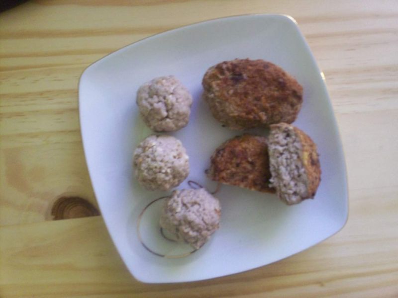 Kotleciki mielone i kuleczki z orzechami włoskimi