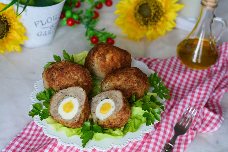 Kotleciki mielone z jajkiem w środku