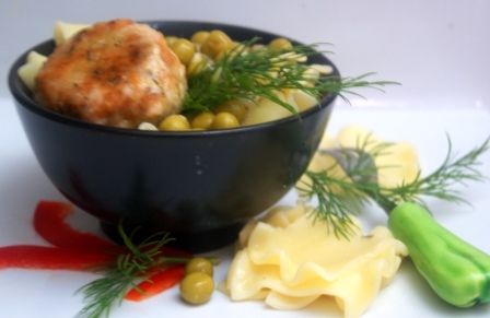 Kotleciki mielone z kurczaka duszone z groszkiem
