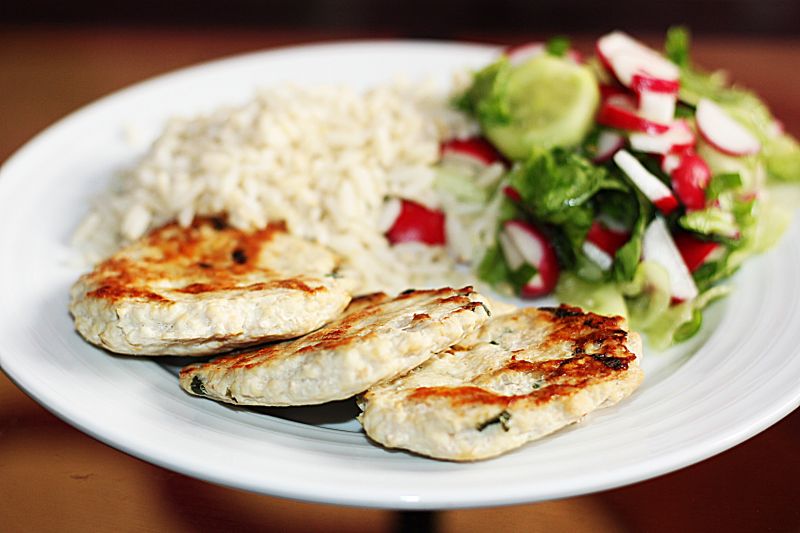 Kotleciki mielone z piersi z ryżem i sałatką