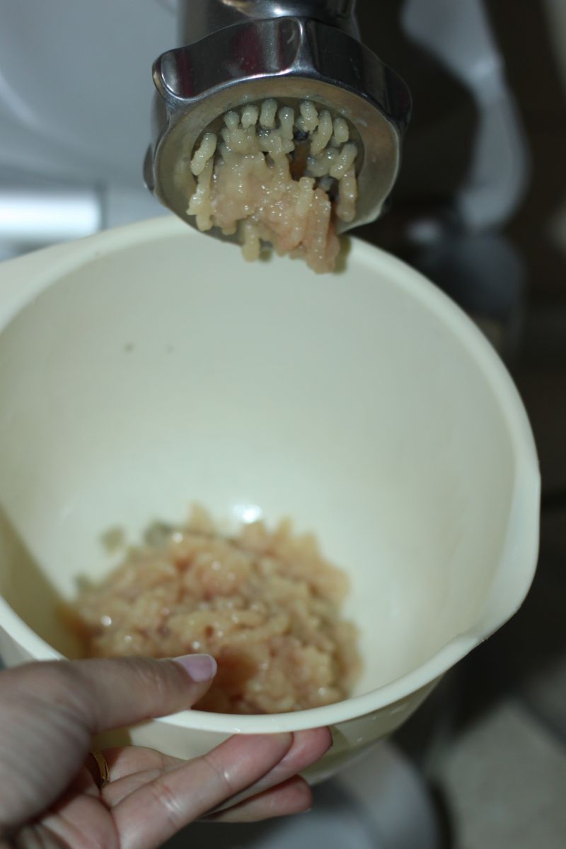 Kotleciki mielone z piersi z ryżem i sałatką
