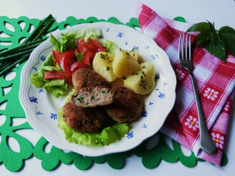 Kotleciki mielone z pokrzywami i szczypiorkiem Kotleciki mielone z pokrzywami i szczypiorkiem