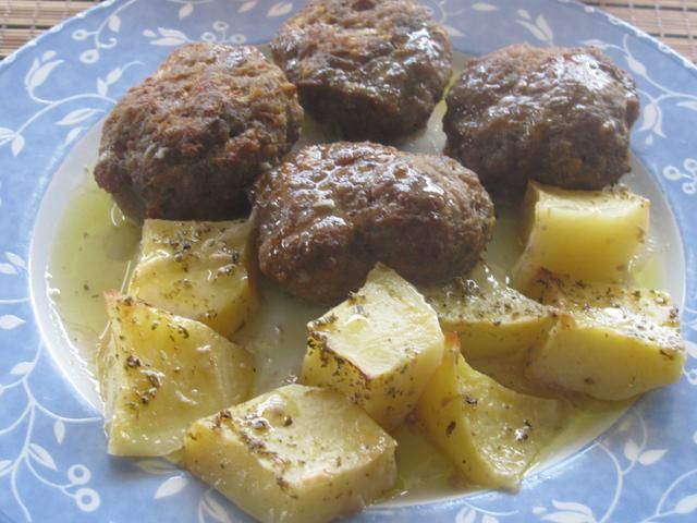 Kotleciki  pieczone z ziemniakami Kotleciki  pieczone z ziemniakami