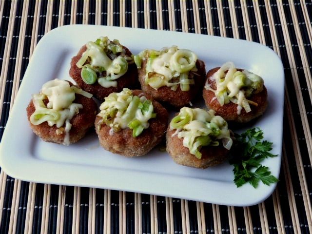 Kotleciki pod kołderką z pora i żółtego sera