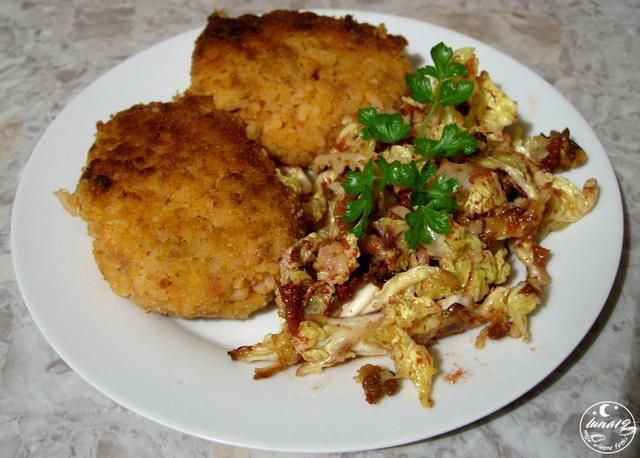 Kotleciki ryżowe i kapusta z borówkami