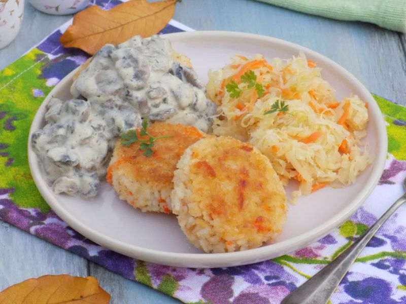 Kotleciki ryżowe z sosem pieczarkowym i surówką Kotleciki ryżowe z sosem pieczarkowym i surówką