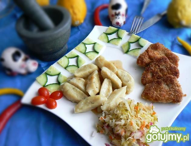 Kotleciki sojowe z surówką i kopytkami