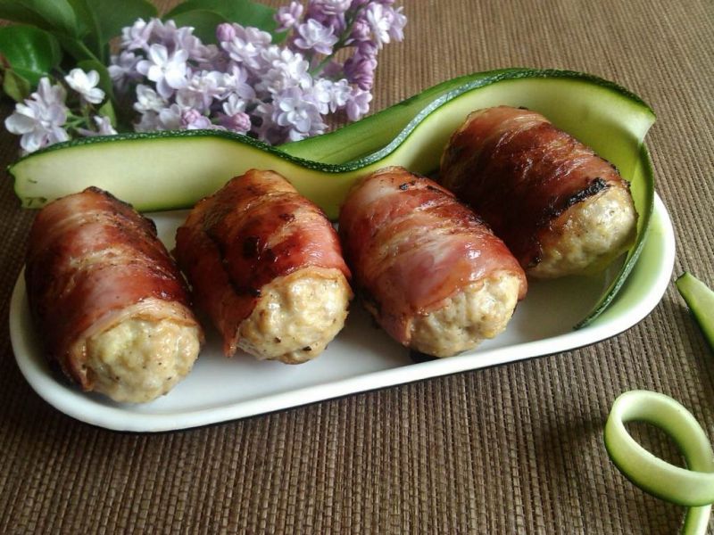 Kotleciki wieprzowe  w plastrach boczku 