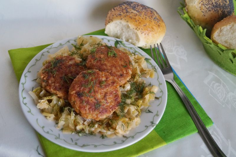 Kotleciki wieprzowe z ryżem na duszonej kapuście