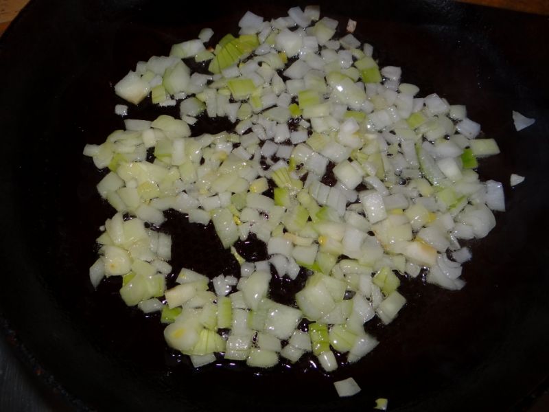 Kotleciki z białej kaszy gryczanej z sosem szpinak