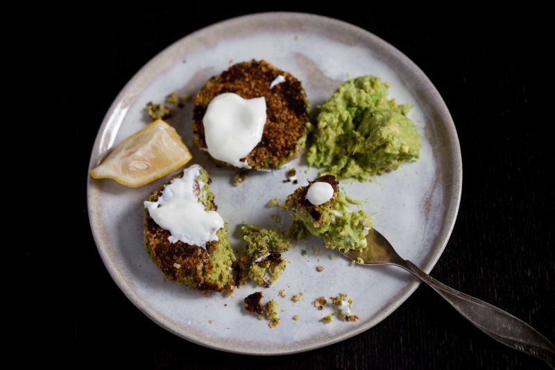 Kotleciki z brokuła i ciecierzycy z guacamole Kotleciki z brokuła i ciecierzycy z guacamole