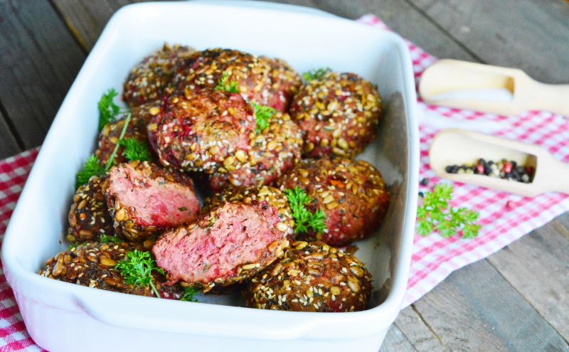 Kotleciki z buraczkiem w sezamie i słoneczniku 