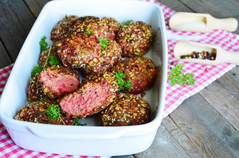 Kotleciki z buraczkiem w sezamie i słoneczniku 