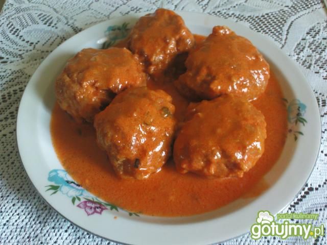 Kotleciki z chleba w sosie pomidorowym