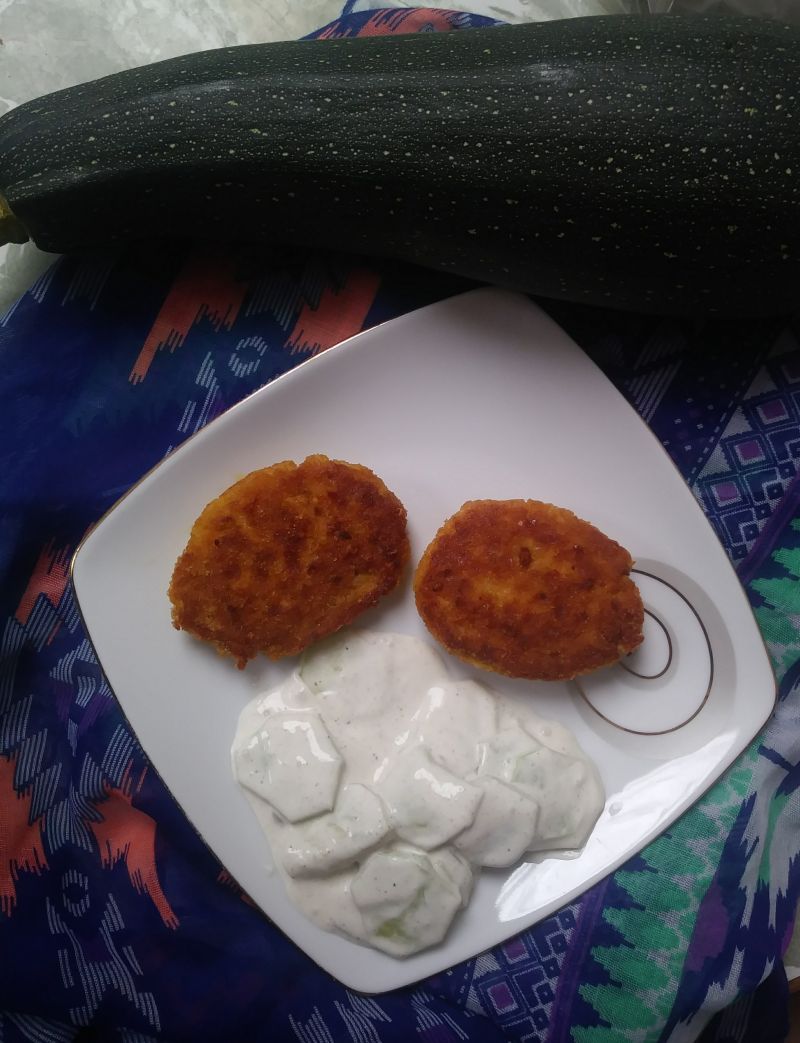 Kotleciki z cukinii z serem i orzechami