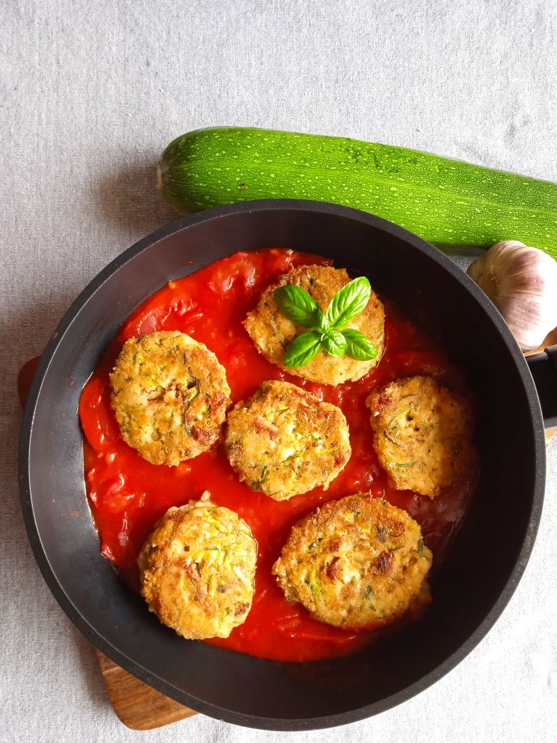 Kotleciki z cukinii z sosem pomidorowym