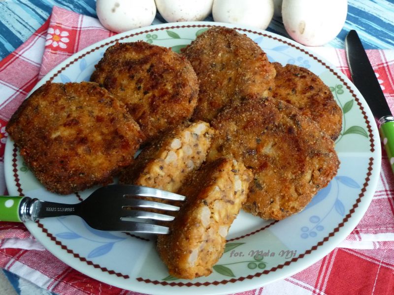 Kotleciki z kalafiora z żółtym serem i pieczarkami Kotleciki z kalafiora z żółtym serem i pieczarkami