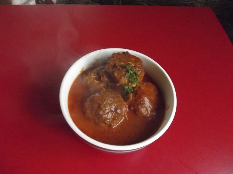 Kotleciki z kapustą w sosie pomidorowym 