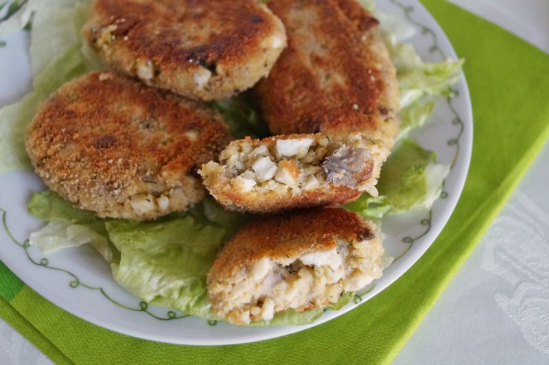 Kotleciki z kaszy jaglanej, jajek i pieczarek 