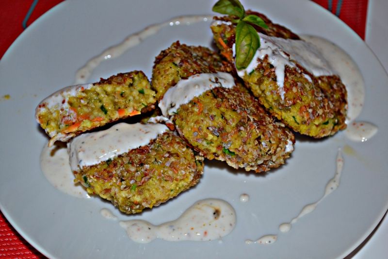 Kotleciki z kaszy jaglanej z sosem ziołowym