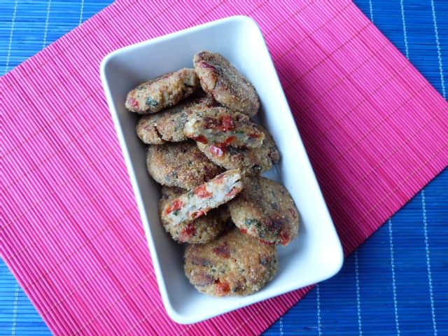 Kotleciki z kaszy, pieczarek i papryki