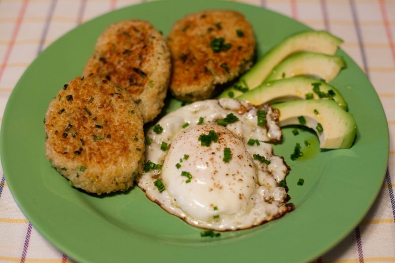 Kotleciki z kaszy quinoa z jajkiem sadzonym