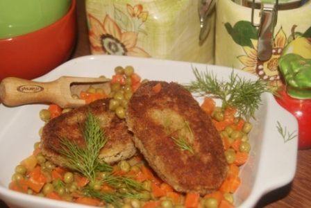 Kotleciki z kurczaka na marchewce z groszkiem Kotleciki z kurczaka na marchewce z groszkiem