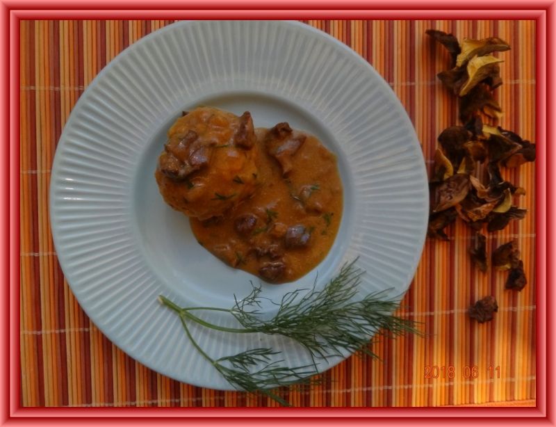 Kotleciki z pęczaku z sosem z suszonych grzybów Kotleciki z pęczaku z sosem z suszonych grzybów