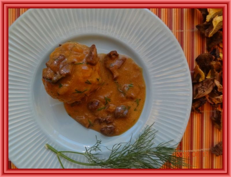 Kotleciki z pęczaku z sosem z suszonych grzybów Kotleciki z pęczaku z sosem z suszonych grzybów