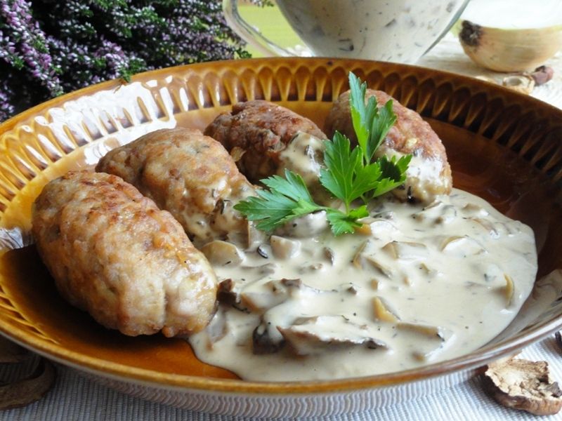 Kotleciki z sosem z prawdziwków