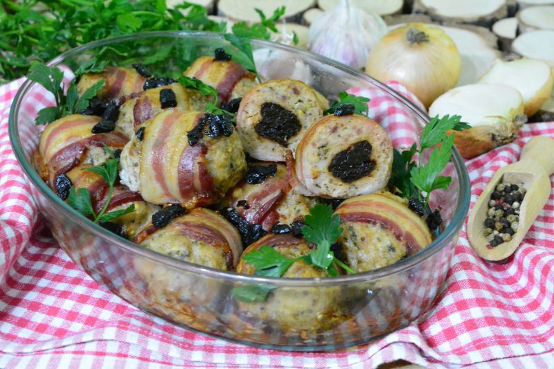 Kotleciki ze śliwką otulone wędzonym boczkiem  Kotleciki ze śliwką otulone wędzonym boczkiem