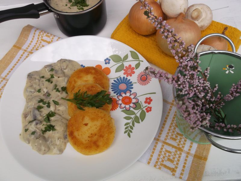 Kotleciki ziemniaczane z pieczarkowym sosem Kotleciki ziemniaczane z pieczarkowym sosem
