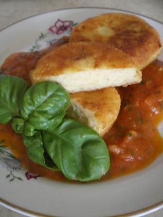 Kotleciki ziemniaczano-serowe z sosem