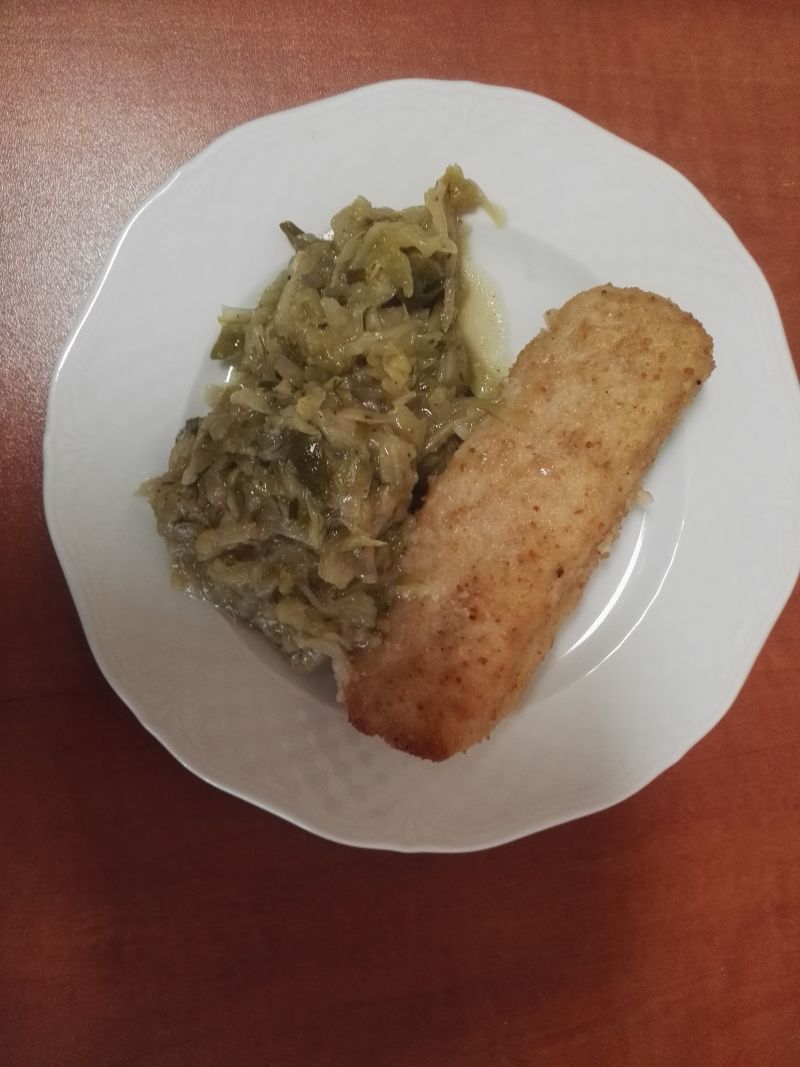 Kotlet a'la devolay + młoda kapustka Kotlet a'la devolay + młoda kapustka