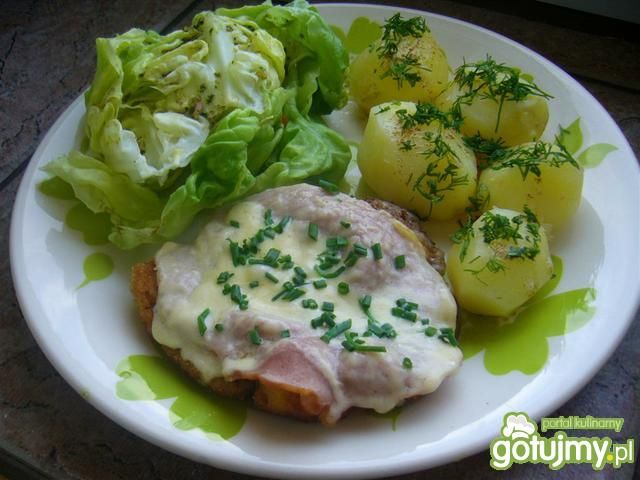 Kotlet drobiowy serowo-szynkowy ze szczy