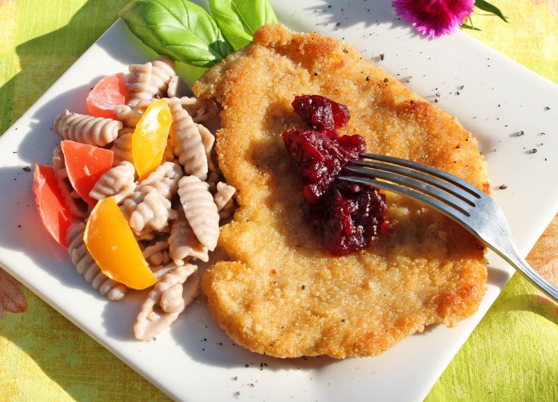 Kotlet panierowany z żurawiną