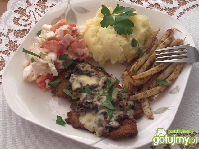 Kotlet pod pieczarkowo serową pierzynką 