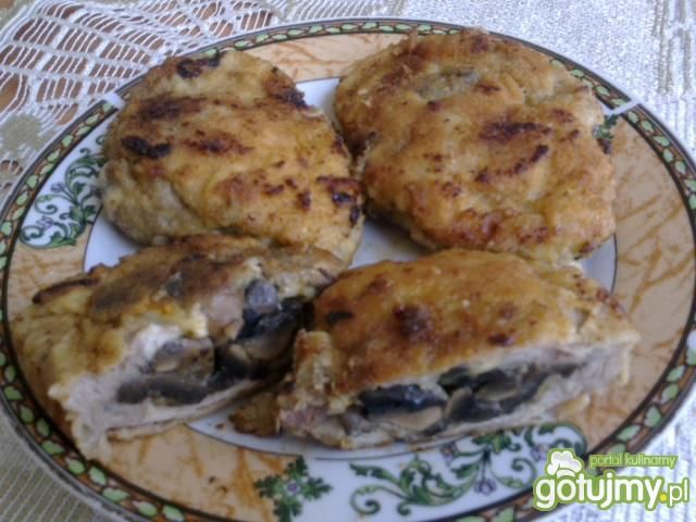 Kotlet schabowy nadziewany pieczarkami  Kotlet schabowy nadziewany pieczarkami