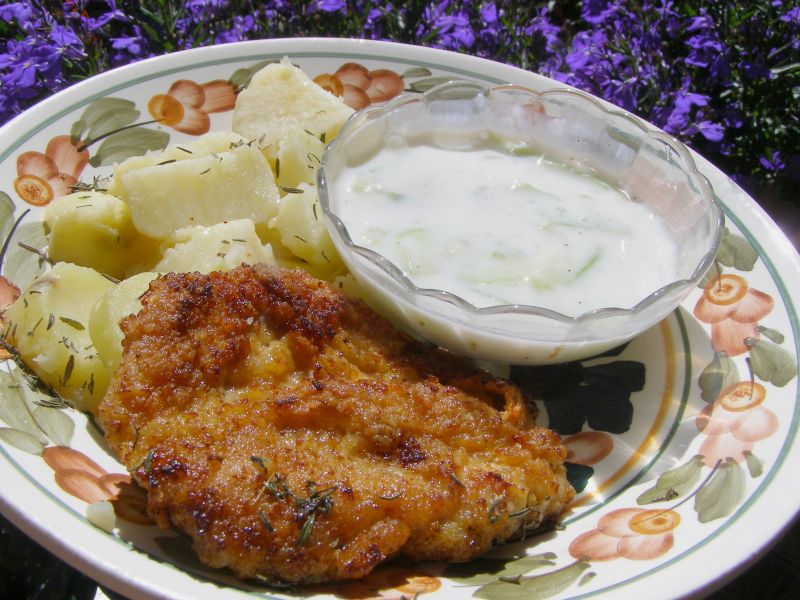 Kotlet schabowy w panierce z paluszków solonych Kotlet schabowy w panierce z paluszków solonych