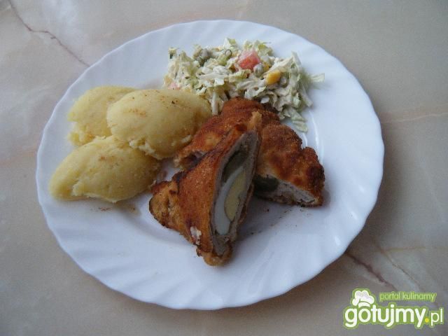 Kotlet schabowy z jajkiem i ogórkiem  Kotlet schabowy z jajkiem i ogórkiem