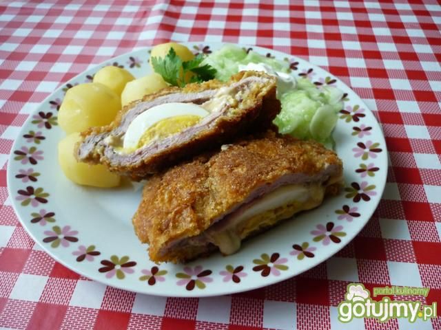 Kotlet schabowy z jajkiem i żółtym serem Kotlet schabowy z jajkiem i żółtym serem