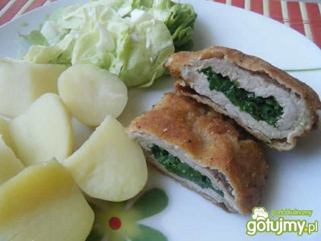 Kotlet schabowy z masłem i zieleniną